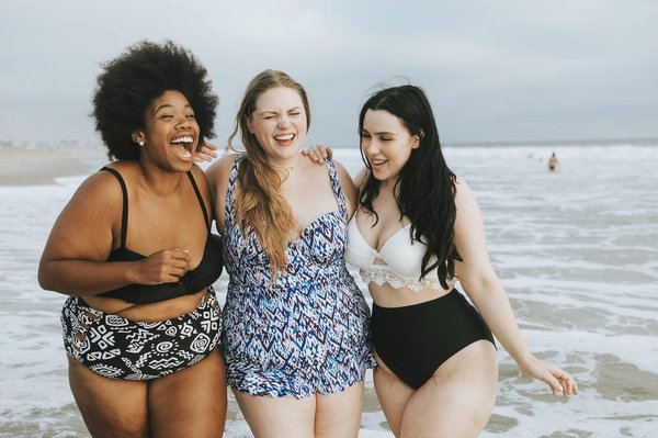 Maillot de bain femme ronde : guide pour choisir le meilleur modèle pour mettre en valeur vos formes