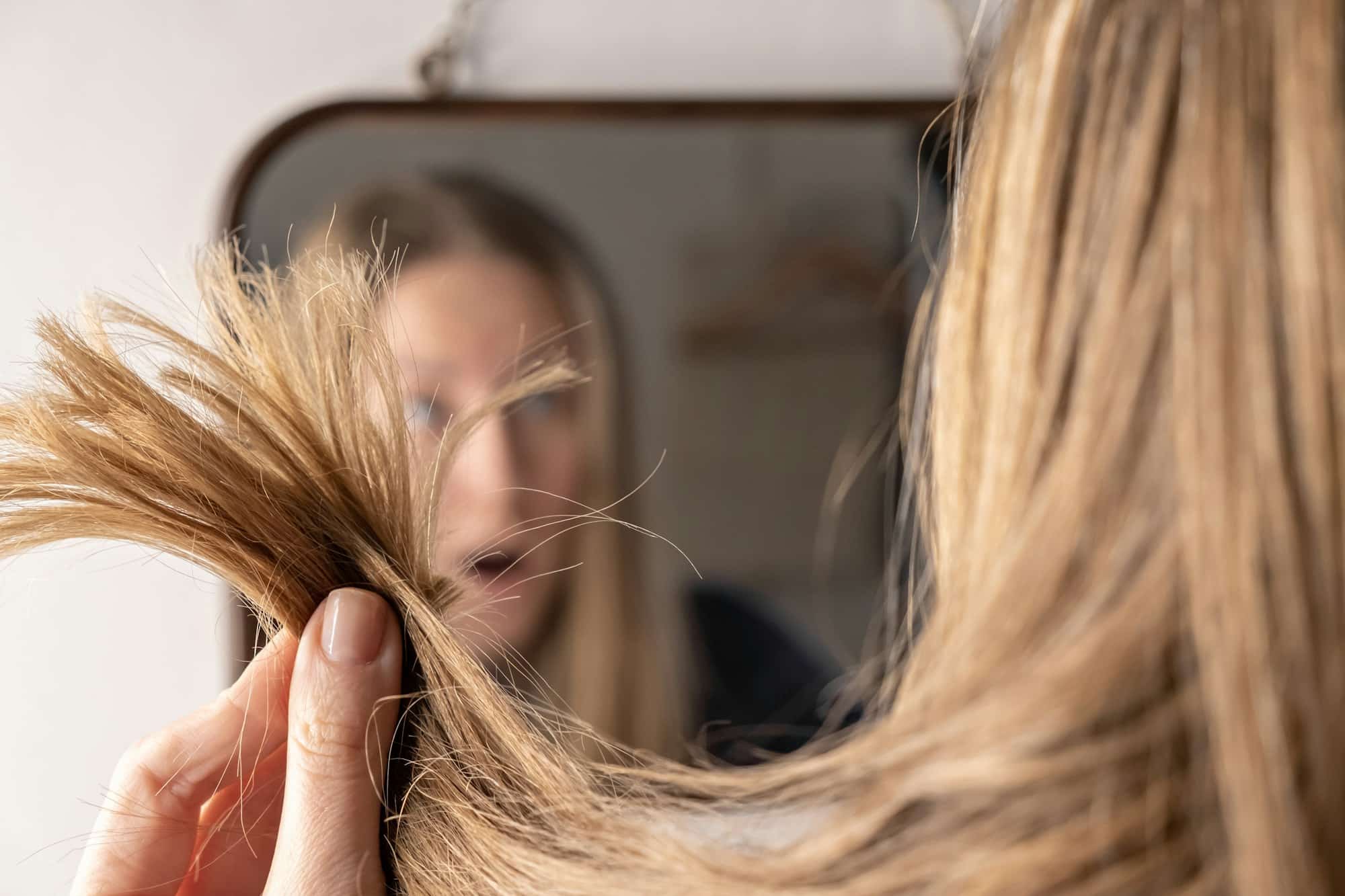 Cheveux cassants : quelles sont les causes et comment y remédier ?